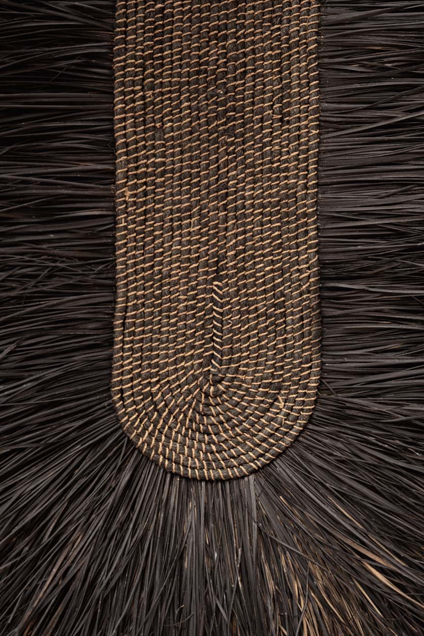 Gros plan sur la jonction entre le tressage clair et les fibres libres