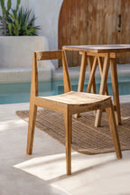 Chaise Paxi en teck sur une terrasse, au bord d'un bassin