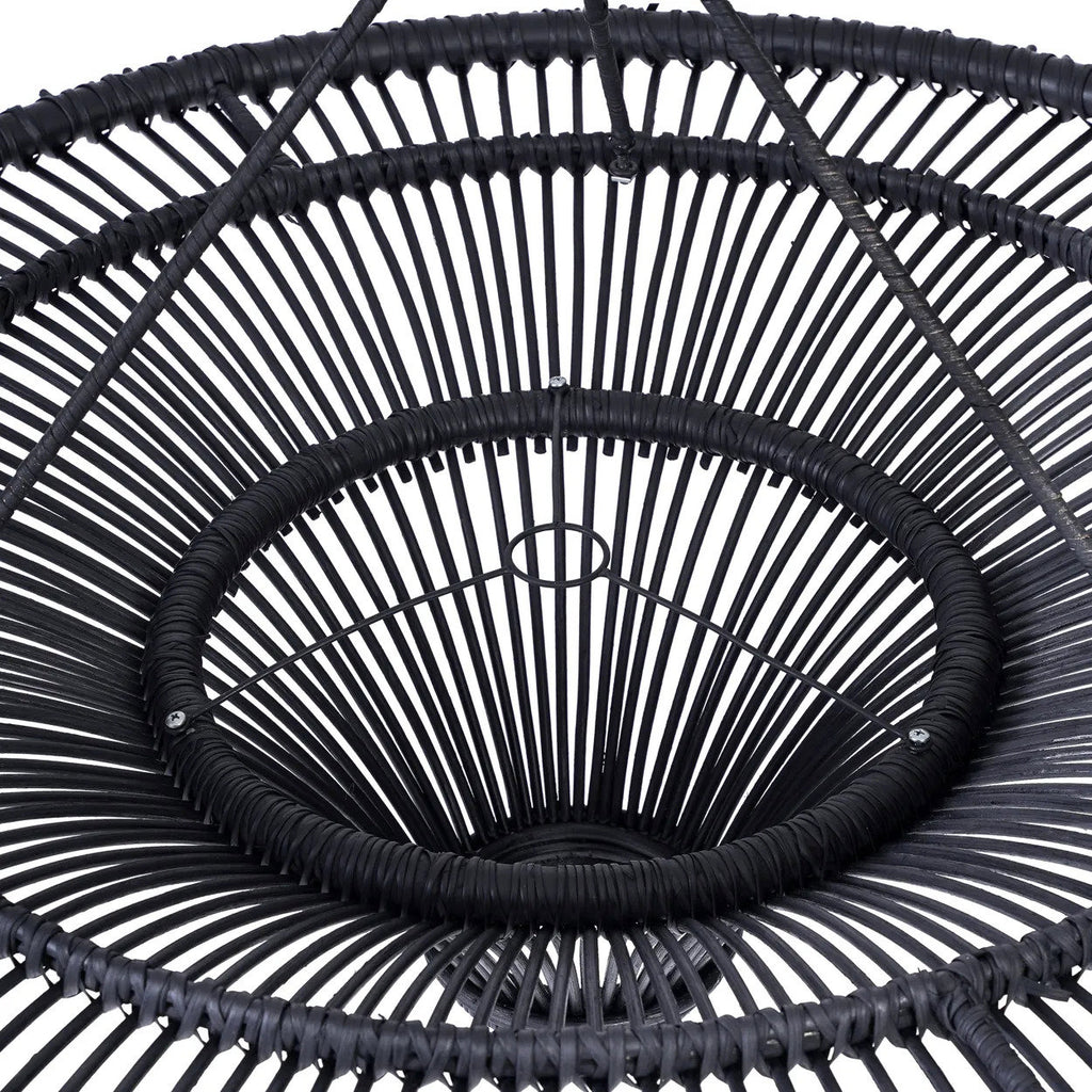 Gros plan sur les rayons de rotin noir et la coupe centrale