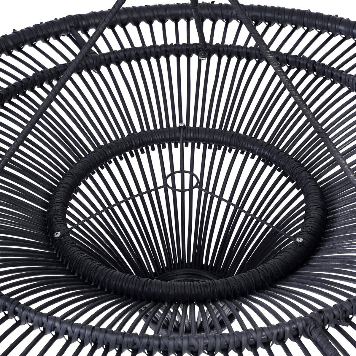 Gros plan sur les rayons de rotin noir et la coupe centrale