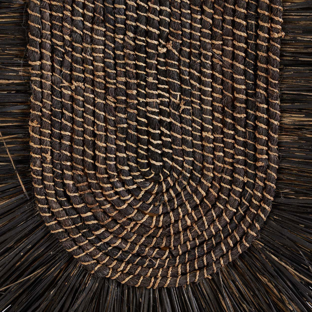 Gros plan sur le tressage central clair et les fibres noires