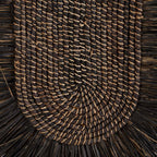 Gros plan sur le tressage central clair et les fibres noires