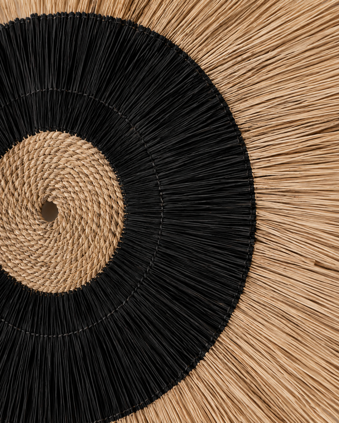 Détail du tressage en fibres naturelles de la décoration murale Amazonia