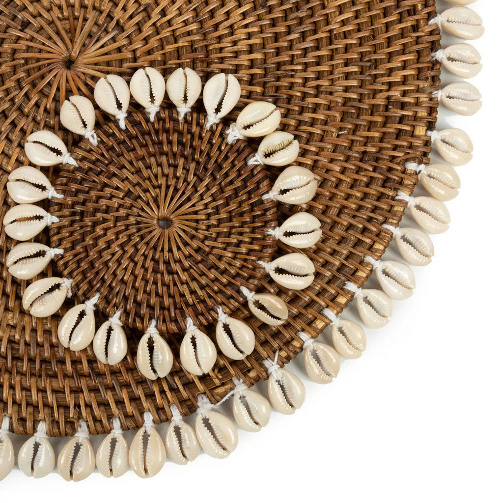 Gros plan sur la couronne de coquillages cauris cousus sur le bord en rotin