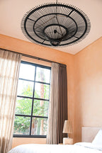 Suspension Le Ciel noire au plafond d'une chambre, mur ocre et grande fenêtre