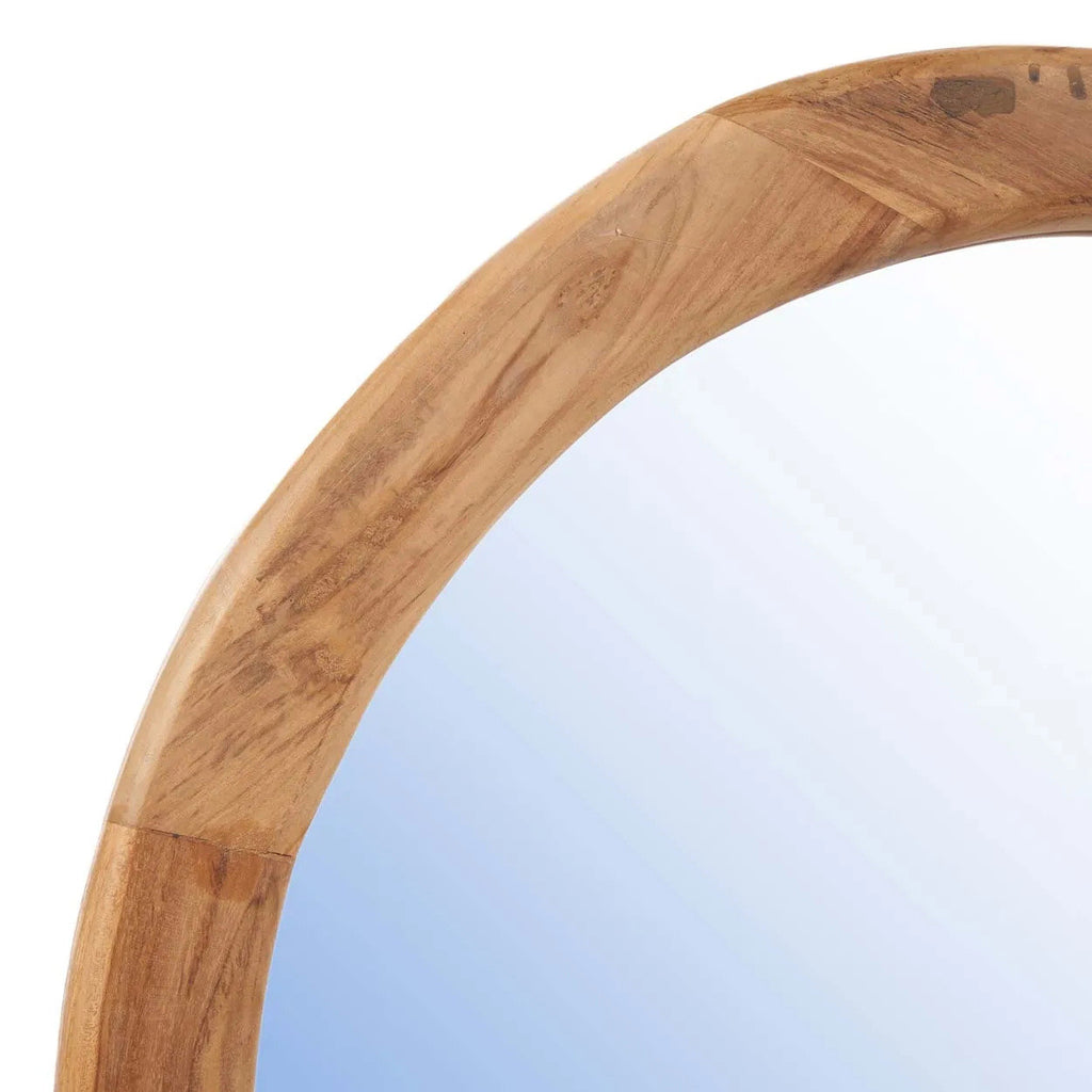 Gros plan sur le cadre en teck du miroir Organic, taille L
