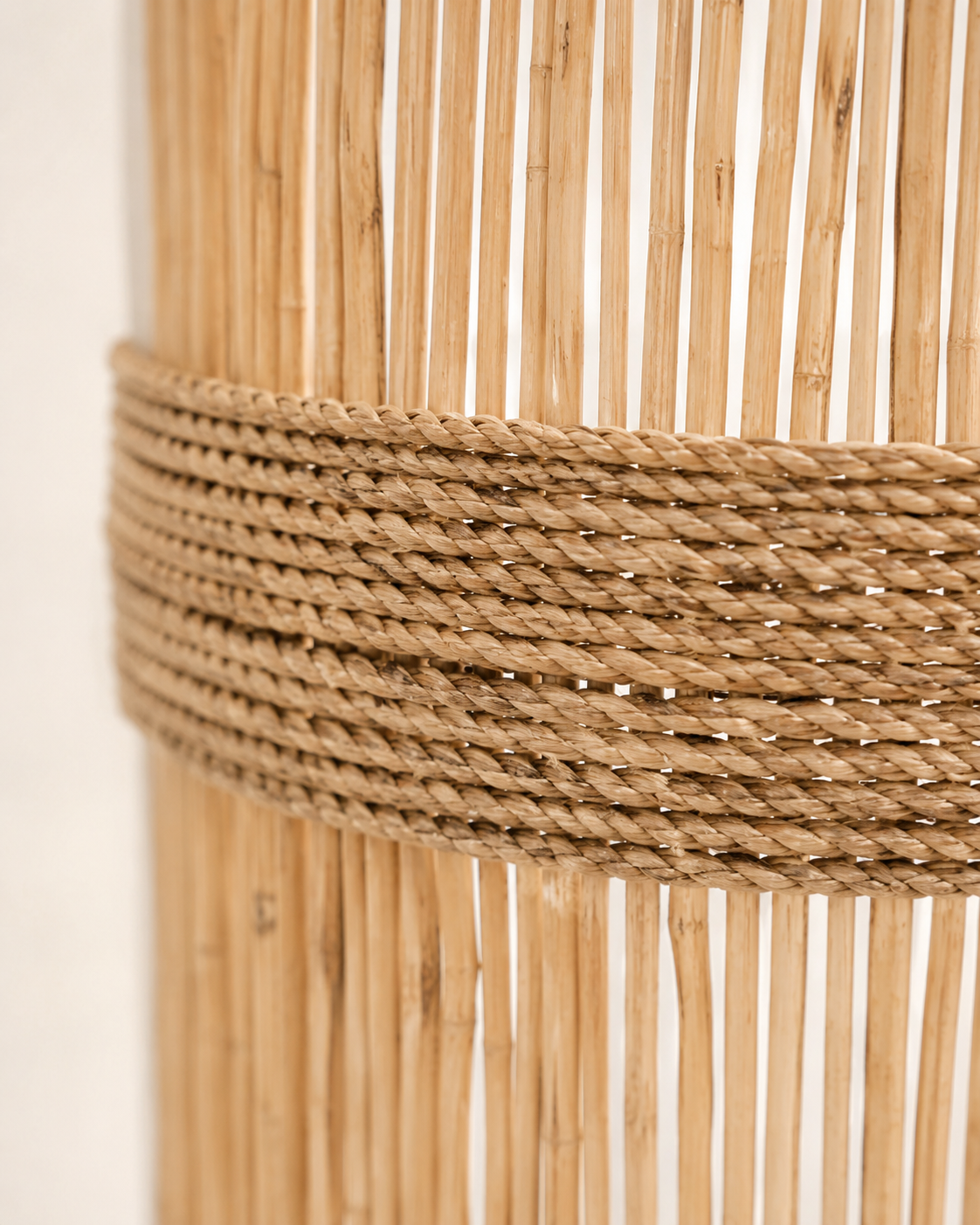Détail du tressage en rotin et jonc de mer de l'applique Jalal