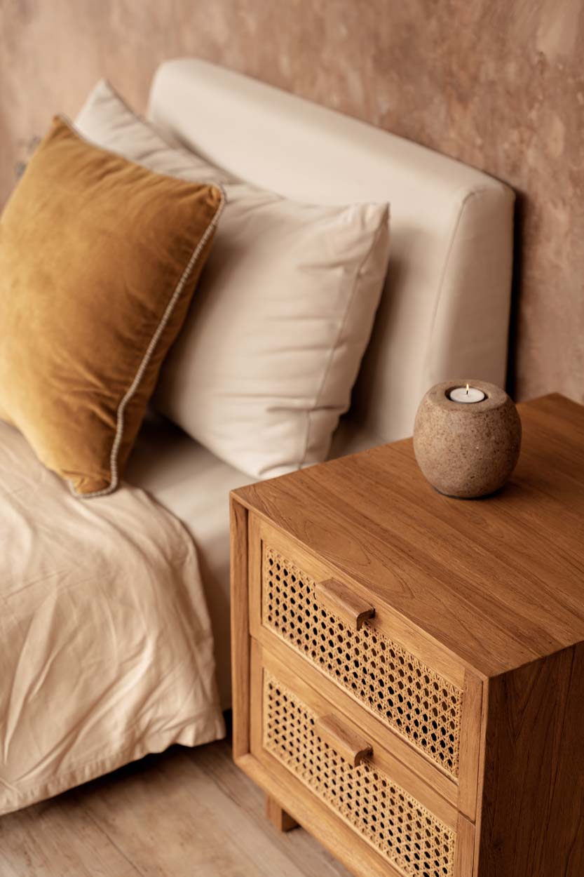 Table de chevet Harmony placée à côté d'un lit dans une chambre aux tons naturels