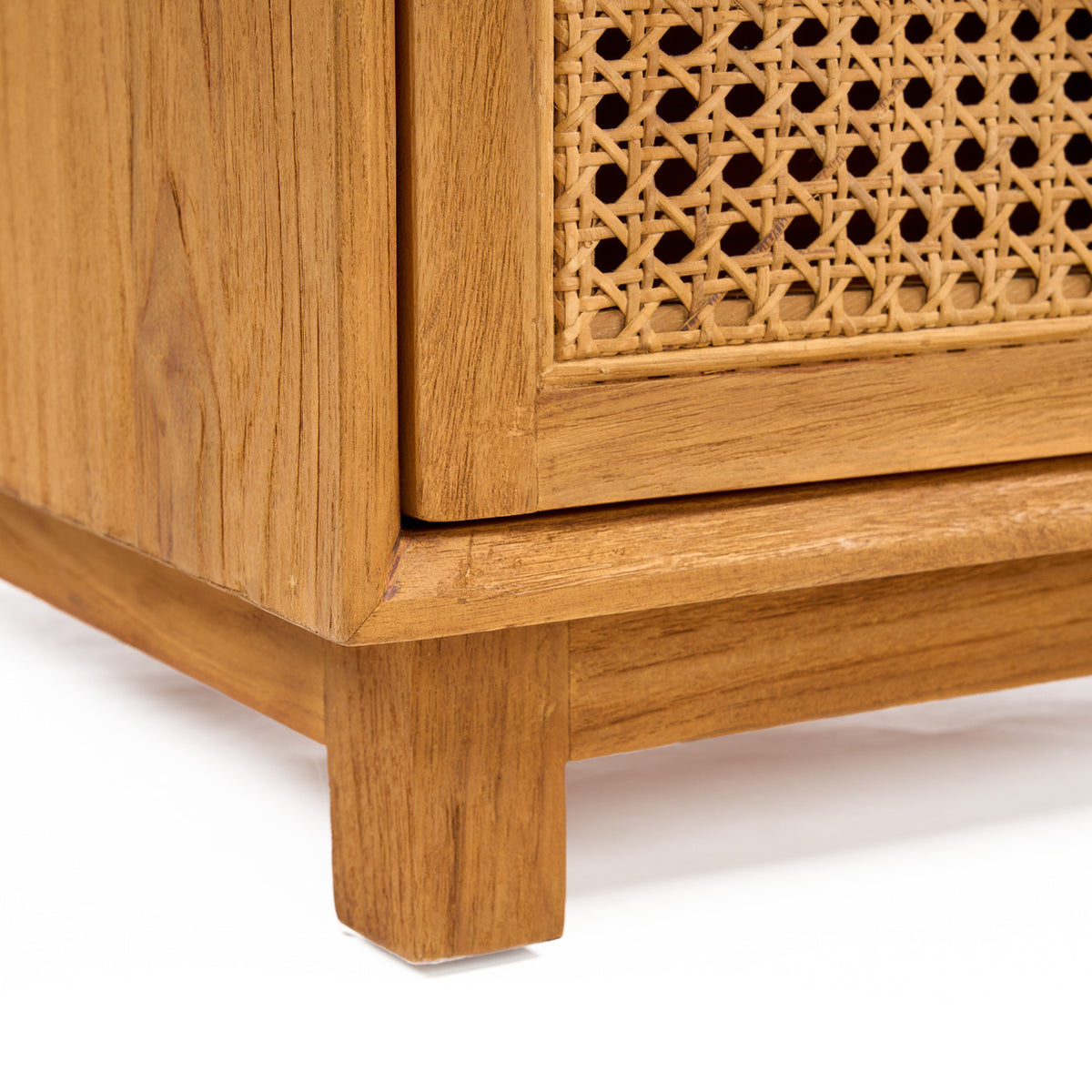 Détail d'un angle et d'un pied de la table de chevet Harmony en teck
