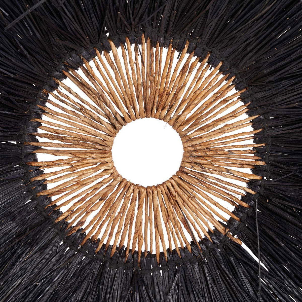 Détail du centre clair rayonnant de la décoration murale Maurea