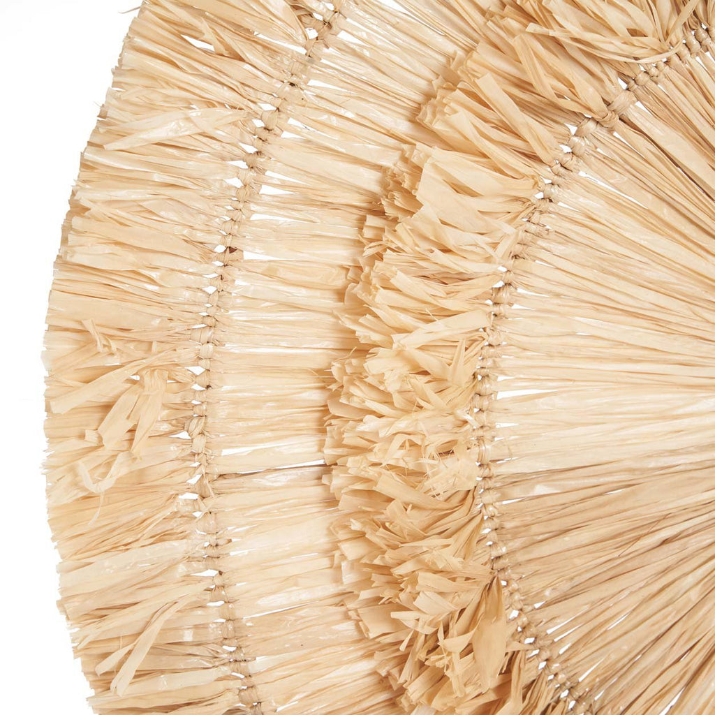 Gros plan sur les franges de sisal du disque mural Wanita