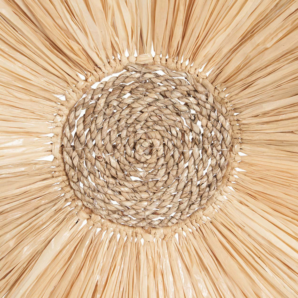 Détail du centre tressé en spirale de la décoration murale Wanita