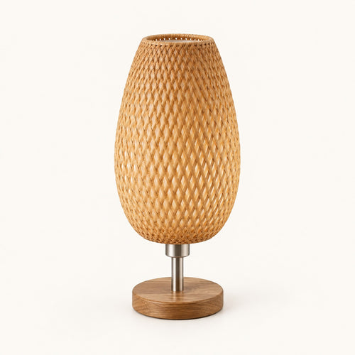 Lampe à poser Talia : abat-jour ovale ajouré, tige métallique apparente et pied rond en bois