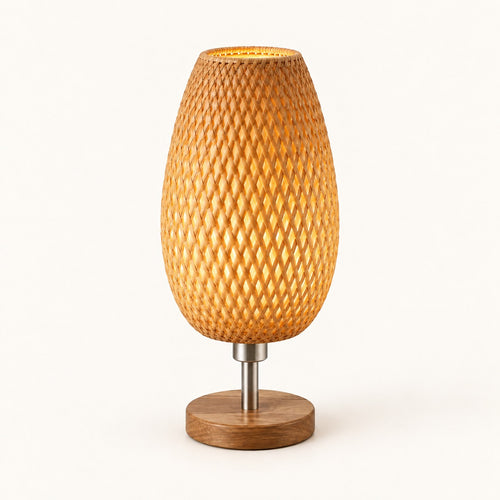 Lampe à poser Talia vue de trois quarts, tige métallique et socle rond en bois