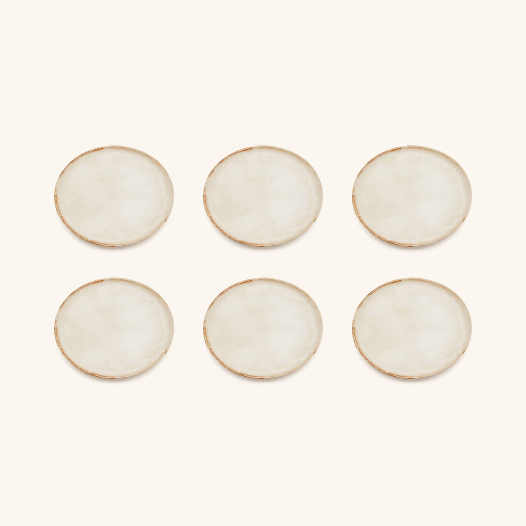 Visualisation du lot de 6 assiettes Cascais, composée à partir du visuel du produit unitaire ; le liseré brun appliqué à la main varie d'une assiette à l'autre.