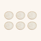 Visualisation du lot de 6 assiettes Cascais, composée à partir du visuel du produit unitaire ; le liseré brun appliqué à la main varie d'une assiette à l'autre.