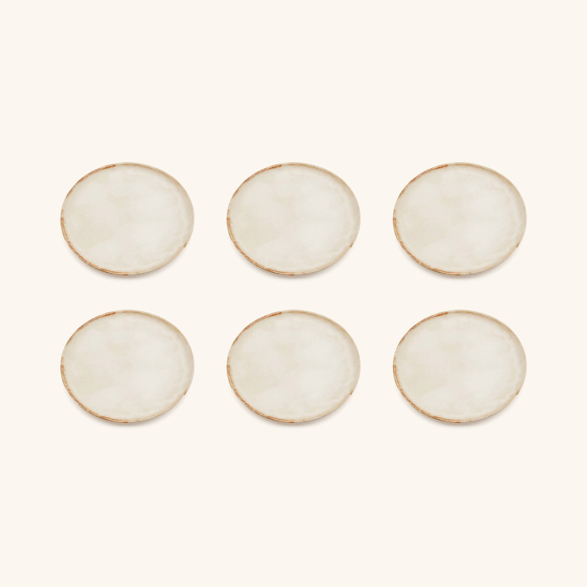Visualisation du lot de 6 assiettes Cascais, composée à partir du visuel du produit unitaire ; le liseré brun appliqué à la main varie d'une assiette à l'autre.