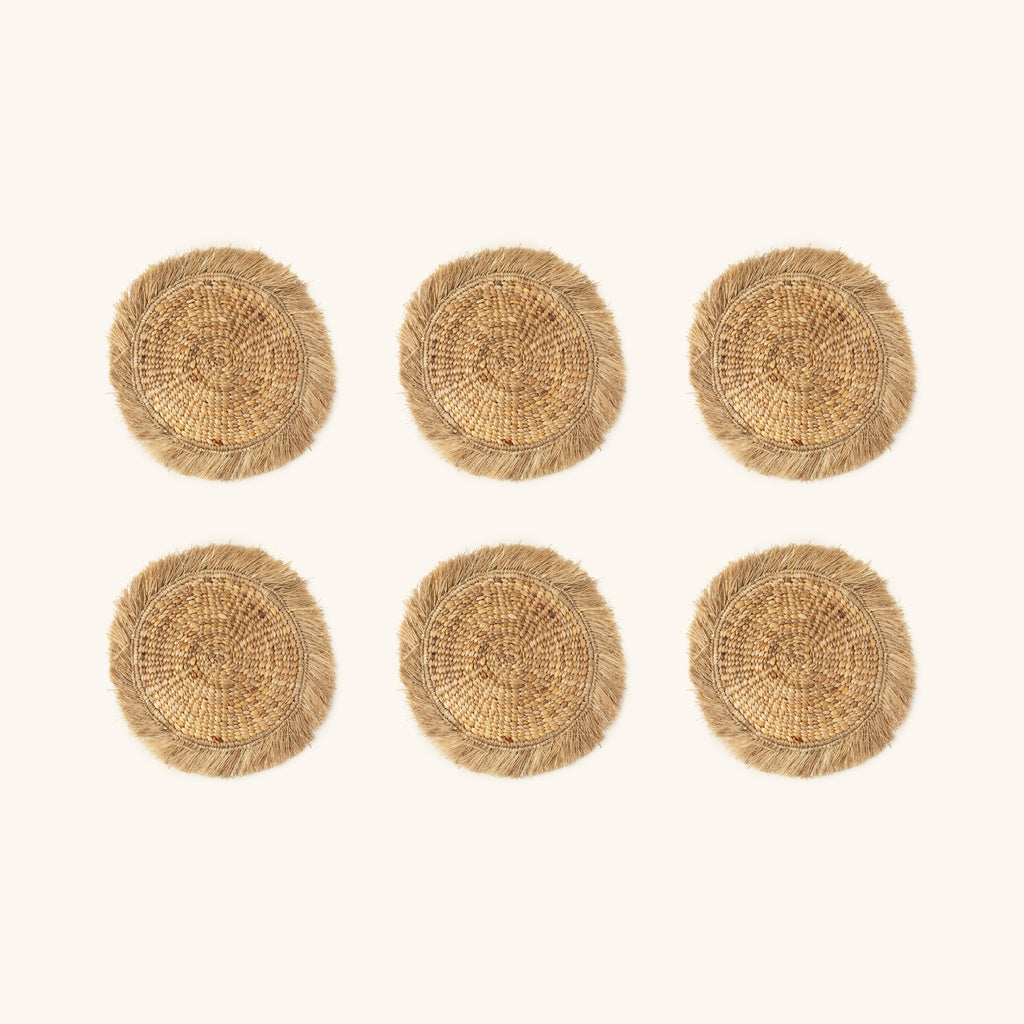 Visualisation du lot de 6 sets de table en raphia et jacinthe d'eau, composée à partir du visuel du produit unitaire ; la teinte et la frange varient d'un set à l'autre.