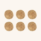 Visualisation du lot de 6 sets de table en raphia et jacinthe d'eau, composée à partir du visuel du produit unitaire ; la teinte et la frange varient d'un set à l'autre.