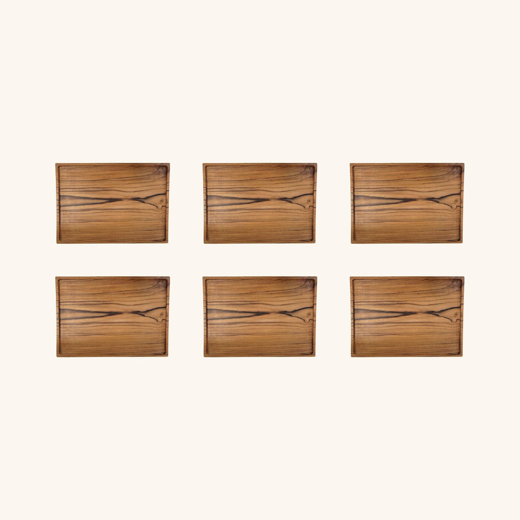 Visualisation du lot de 6 assiettes de service en teck, composée à partir du visuel du produit unitaire ; le grain du bois diffère sur chaque pièce.