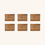 Visualisation du lot de 6 assiettes de service en teck, composée à partir du visuel du produit unitaire ; le grain du bois diffère sur chaque pièce.