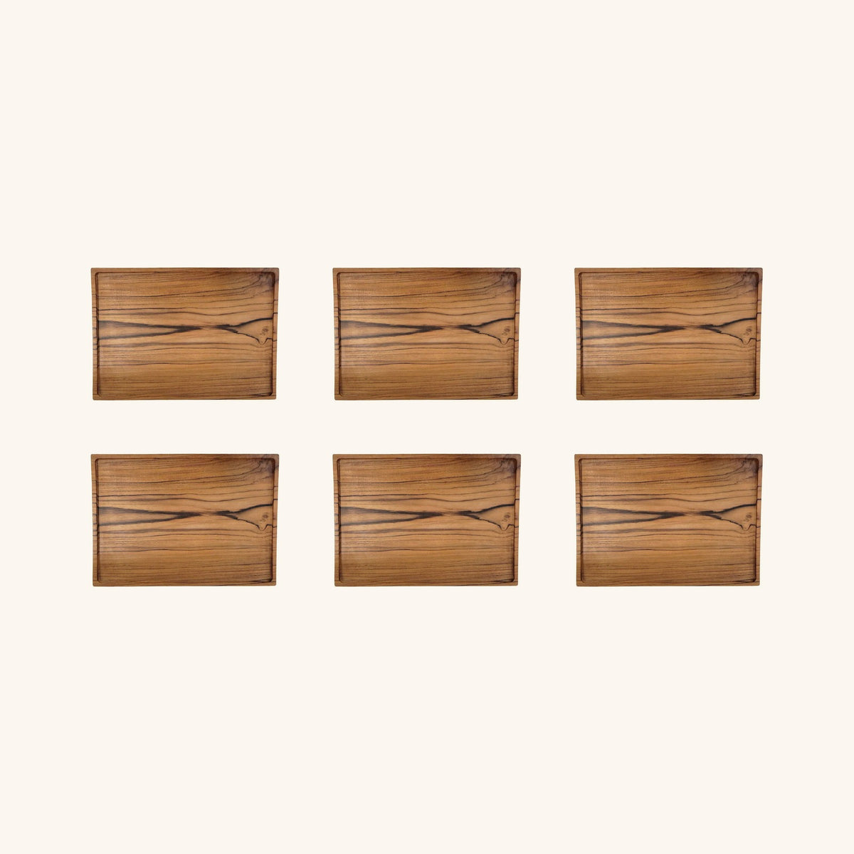 Visualisation du lot de 6 assiettes de service en teck, composée à partir du visuel du produit unitaire ; le grain du bois diffère sur chaque pièce.