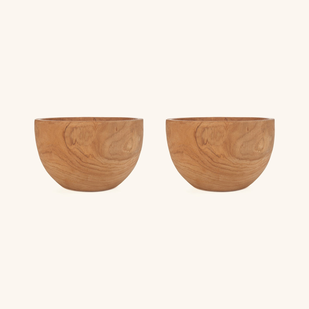 Visualisation du duo de 2 bols Zen en teck, composée à partir du visuel du produit unitaire ; le grain du bois diffère sur chaque bol.