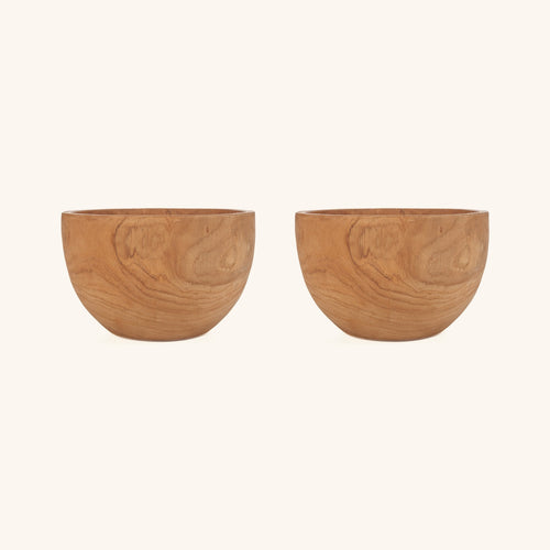 Visualisation du duo de 2 bols Zen en teck, composée à partir du visuel du produit unitaire ; le grain du bois diffère sur chaque bol.