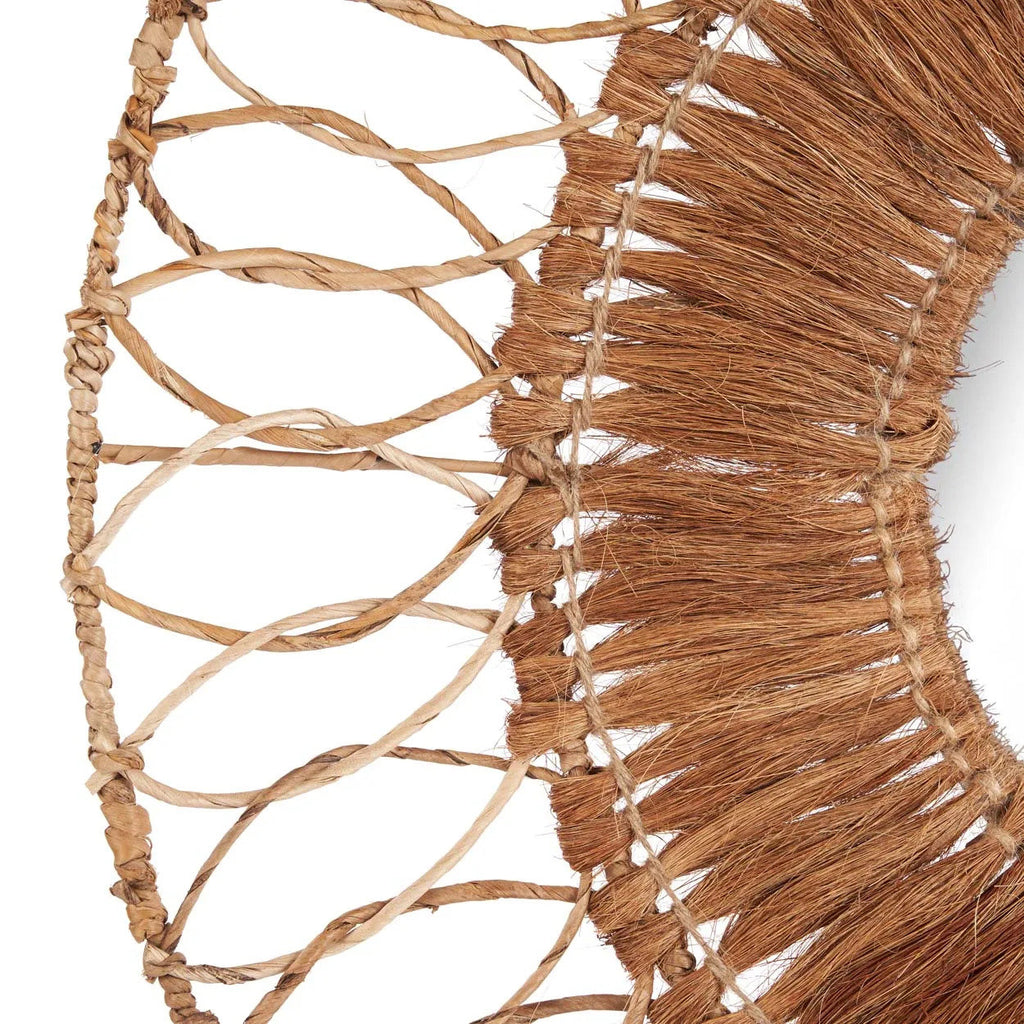 Gros plan sur les boucles tressées et les fibres du miroir Montezuma