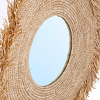 Détail du cadre en raphia tressé du miroir Yema et de la bordure du verre
