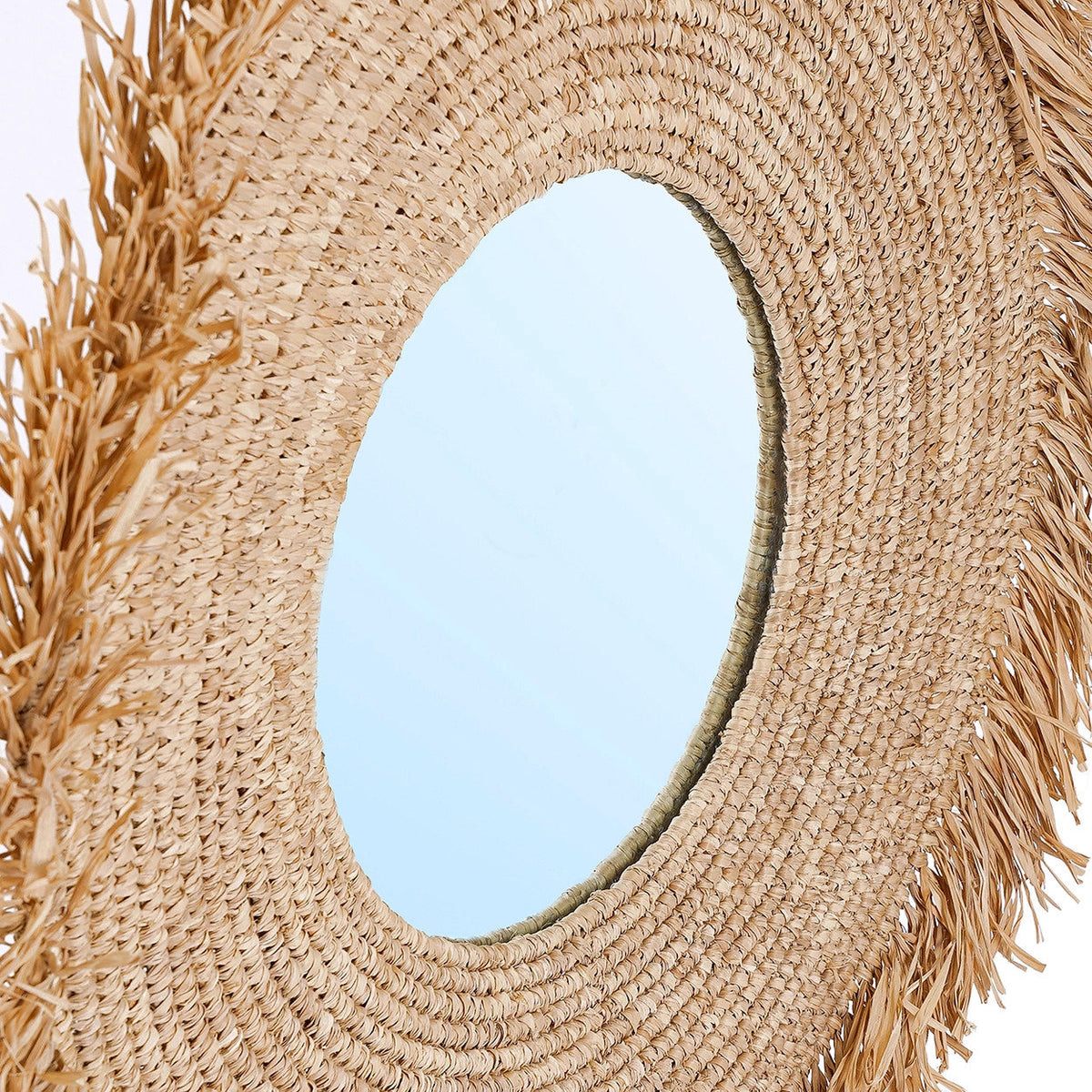 Détail du cadre en raphia tressé du miroir Yema et de la bordure du verre