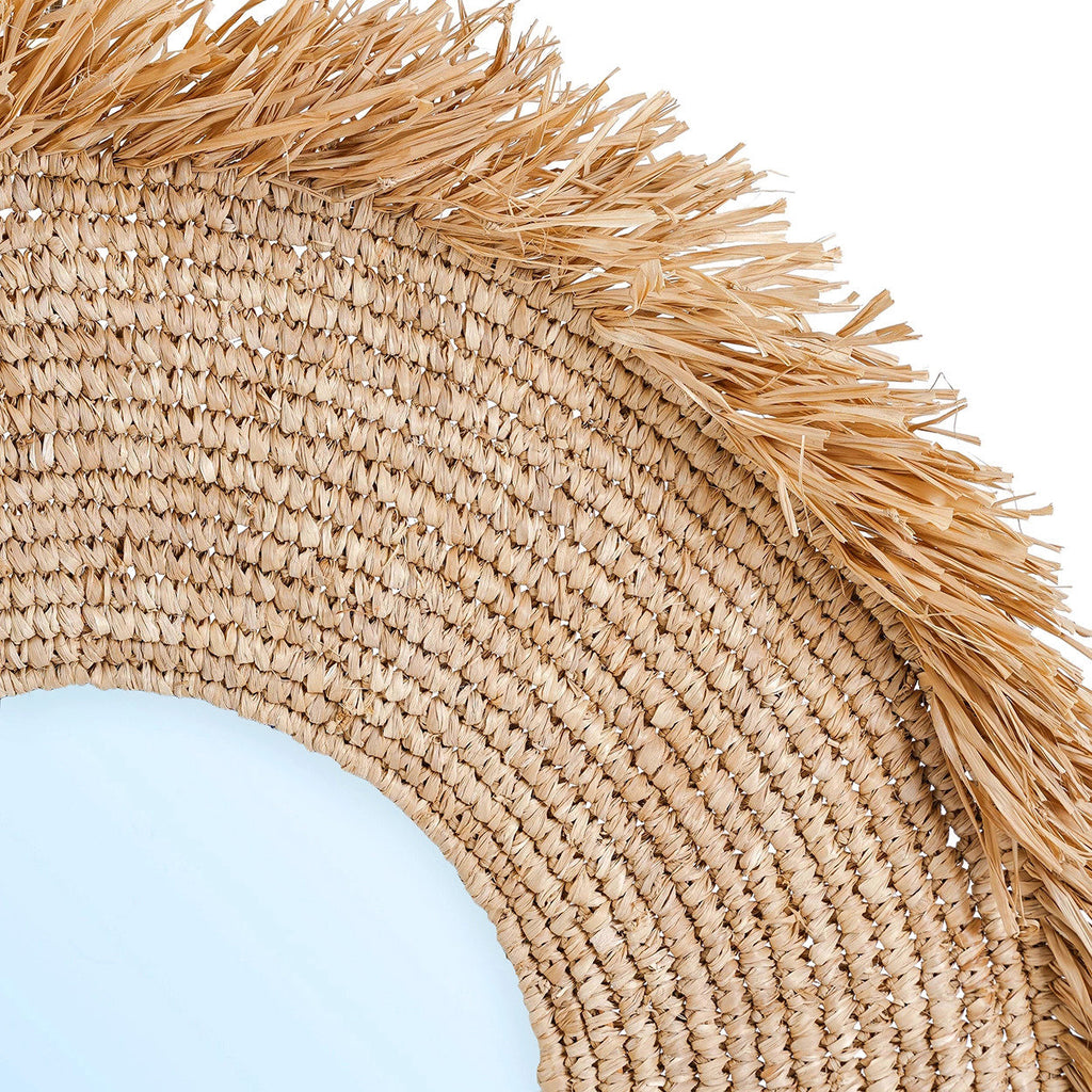 Gros plan sur les fibres de raphia et la frange extérieure du miroir Yema