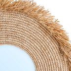 Gros plan sur les fibres de raphia et la frange extérieure du miroir Yema