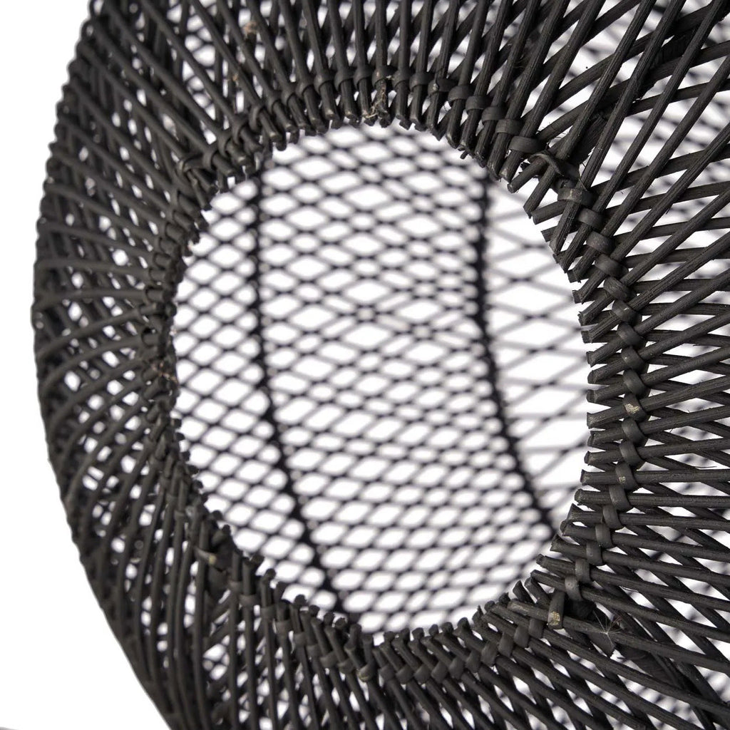 Gros plan sur le maillage losangé de l'abat-jour Bulle et son ouverture circulaire