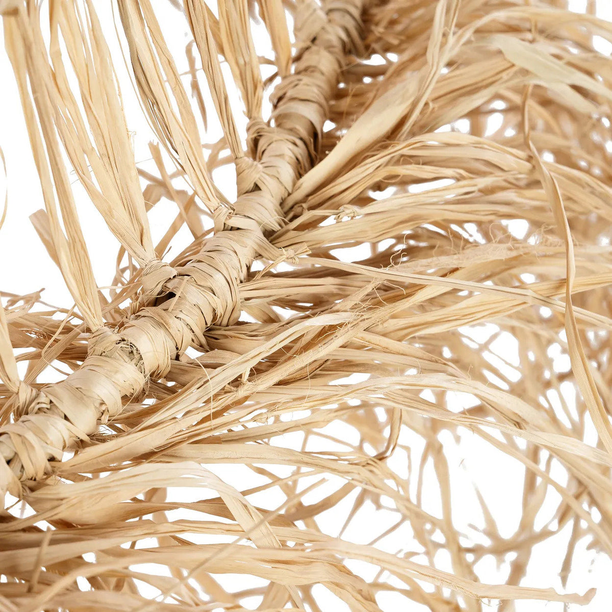 Gros plan sur le tressage de fibres naturelles de l'abat-jour Casita