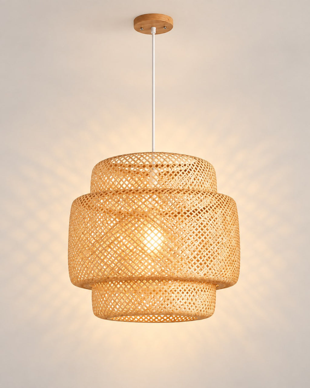 Suspension Maéva allumée diffusant une lumière douce et chaleureuse