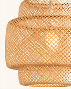 Détail du tressage en bambou naturel de la suspension Maéva
