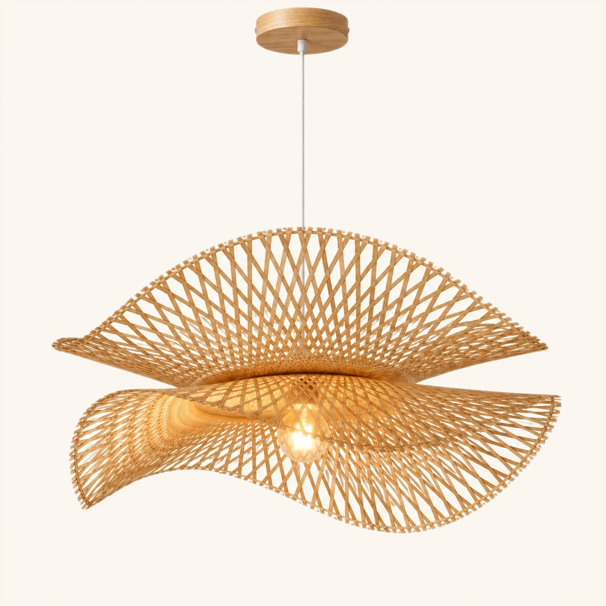 Suspension Ondine allumée diffusant une lumière douce