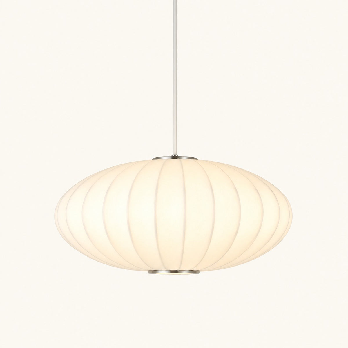Suspension Perla vue de trois quarts, forme ovale aplatie