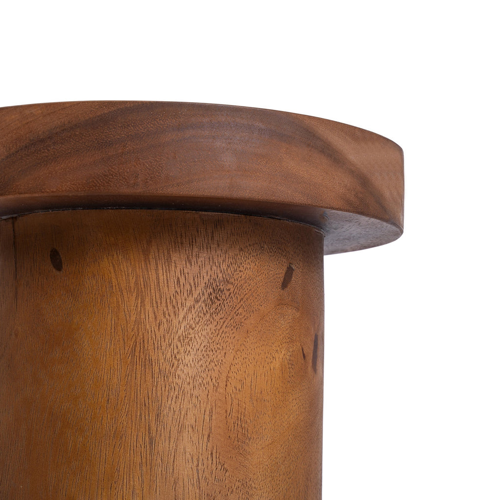 Détail du plateau débordant de la table d'appoint Inti et de sa jonction avec le fût