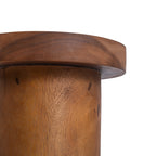 Détail du plateau débordant de la table d'appoint Inti et de sa jonction avec le fût