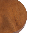 Gros plan sur le chant arrondi du plateau en teck de la table d'appoint Inti
