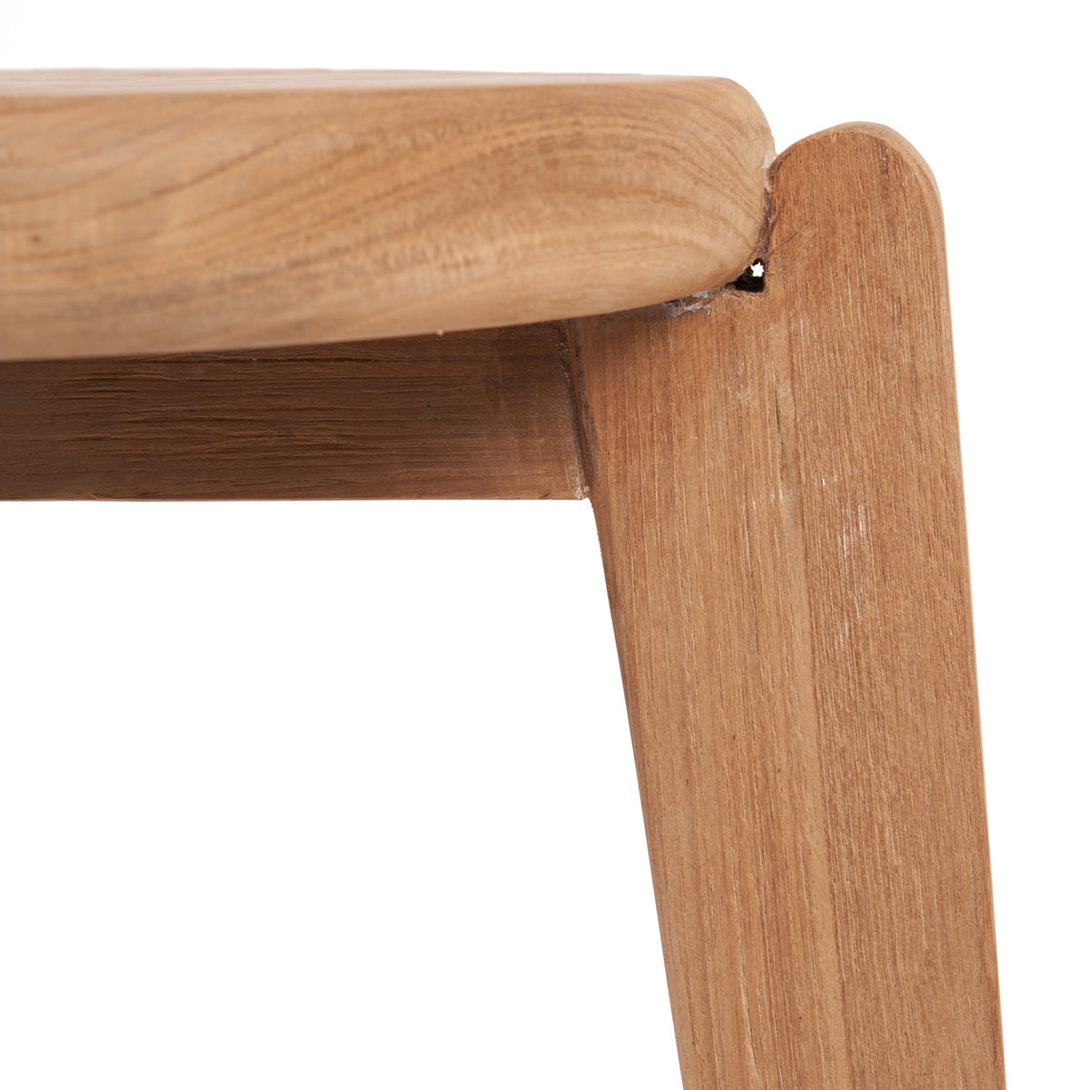 Détail de l'assemblage entre le plateau et un pied de la table d'appoint Seseh