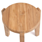 Dessous de la table d'appoint Seseh montrant le plateau en teck et les trois pieds