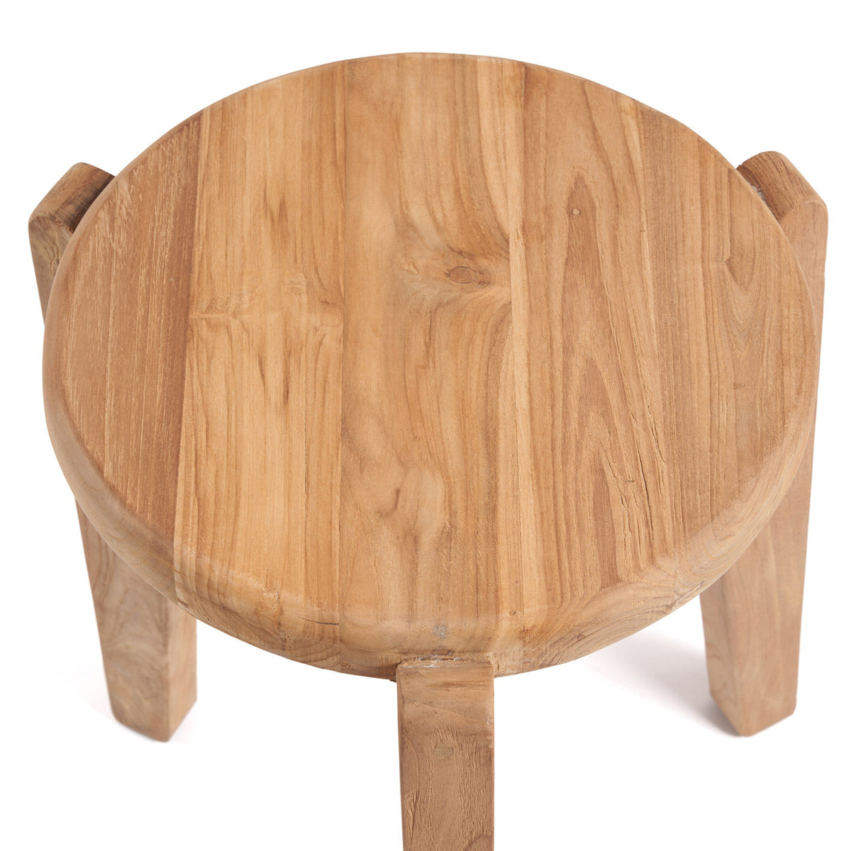 Dessous de la table d'appoint Seseh montrant le plateau en teck et les trois pieds