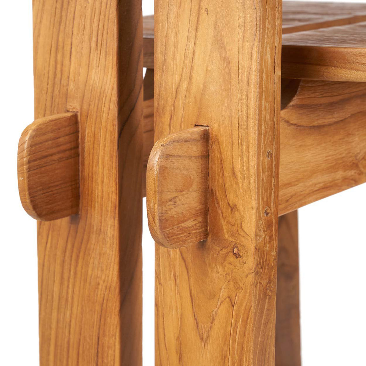 Détail des tenons apparents sur les montants du tabouret de bar Sama Sama