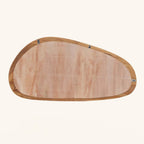 Dos du miroir Organic taille XL : panneau de bois clair et trois pattes métalliques à trou de serrure