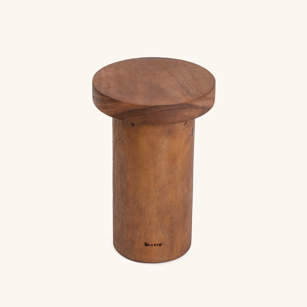 Table d'appoint Inti vue de trois quarts, veinage du teck visible