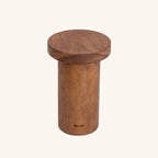Table d'appoint Inti vue de trois quarts, veinage du teck visible