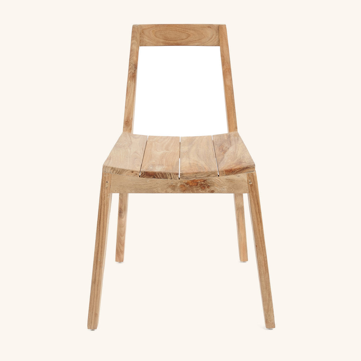 Chaise Paxi en teck vue de face, dossier incurvé et assise à lattes